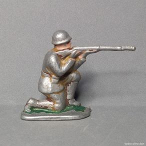 Juguetes antiguos: Soldado tirando con rifle Segunda Guerra Mundial. Quiralu, años 50
